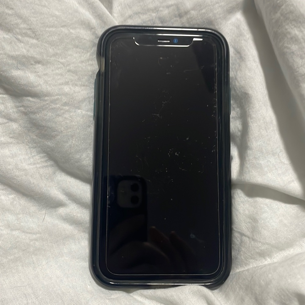 Apple iPhone 11 *chief kiss* condition. New screen was out on before I switched.